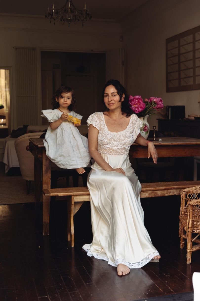 Aktris Gala Botero dengan putrinya Penelope di rumah mereka di London