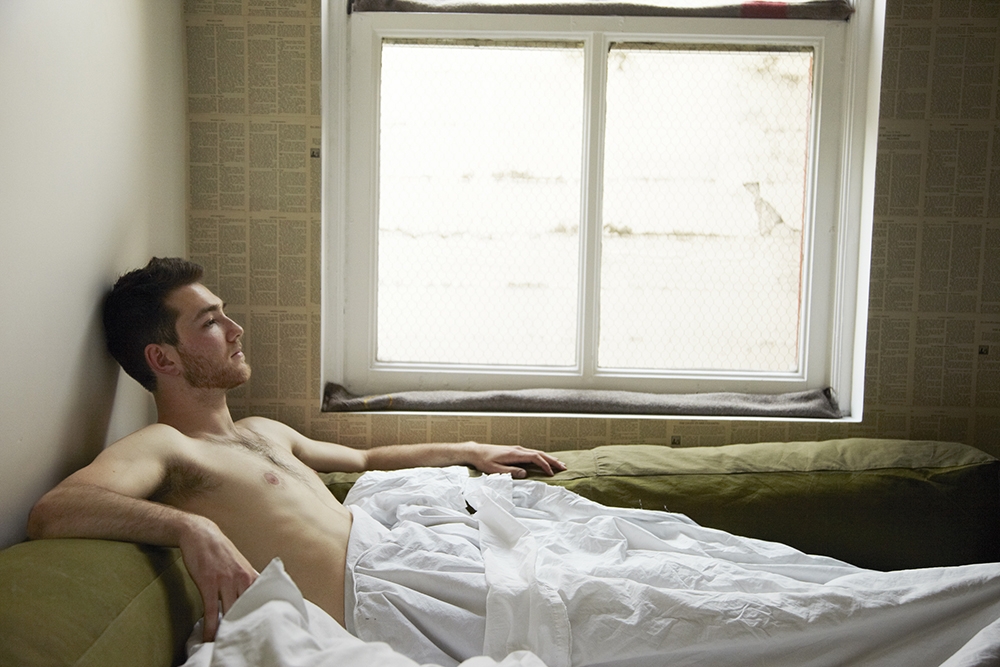 photographer invites complete strangers into her bedroom for an