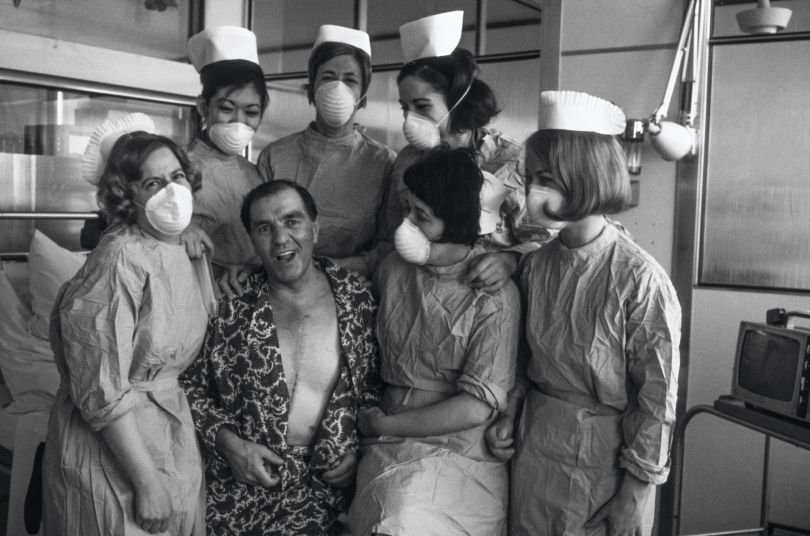 Pasien transplantasi jantung pertama Inggris Frederick West dengan perawat di Rumah Sakit Jantung Nasional di London, 1968. Dia akan bertahan hidup hanya selama 46 hari setelah menerima donor jantung.