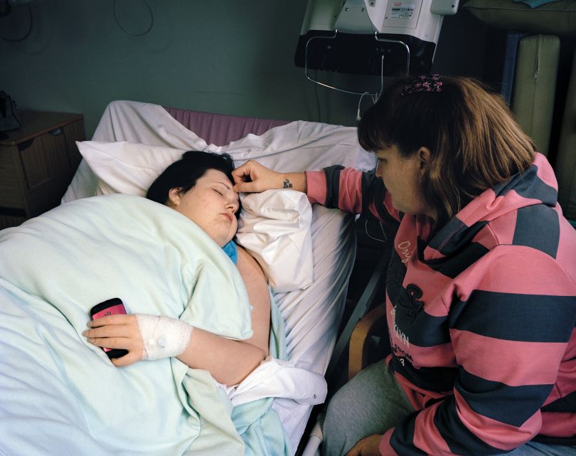 Shannon, age 16, recovers in hospital © Abbie Trayler-Smith