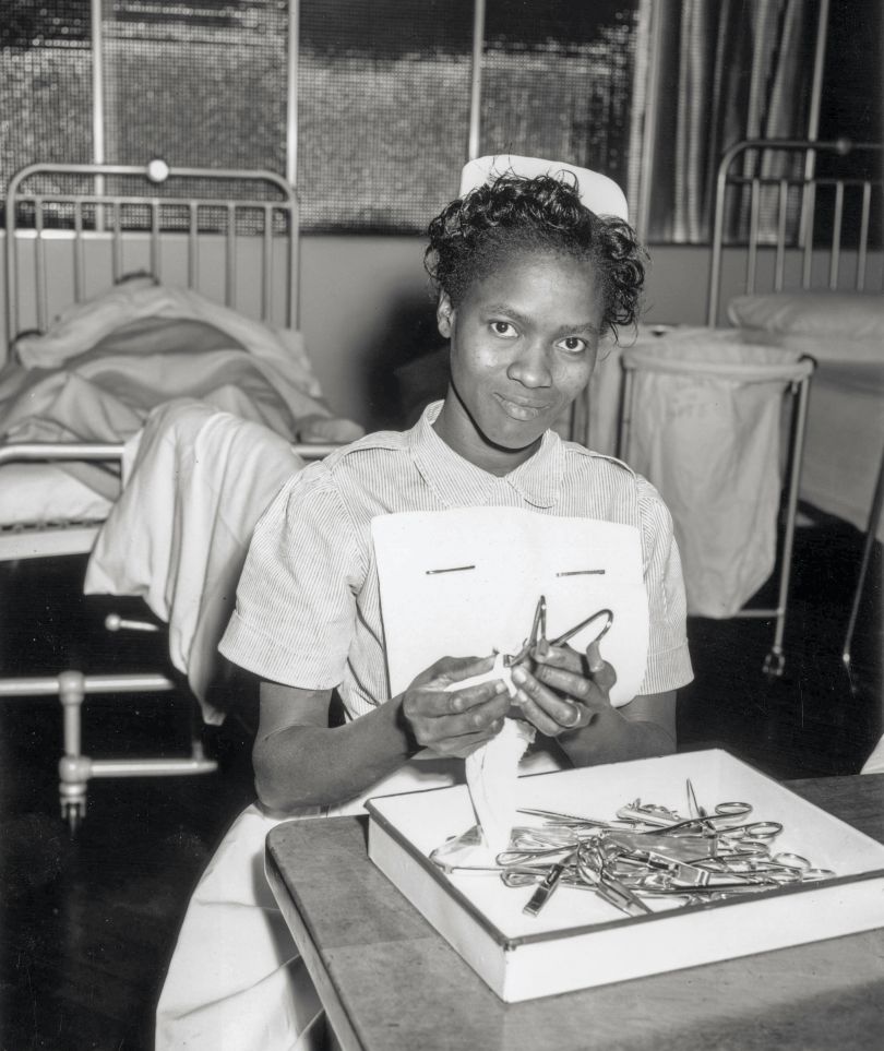 Perawat Nigeria di Rumah Sakit Umum Brook, London, 1958. Tahun 1950-an terjadi peningkatan rekrutmen dari Persemakmuran dan Karibia seiring dengan bertambahnya kekurangan perawat.