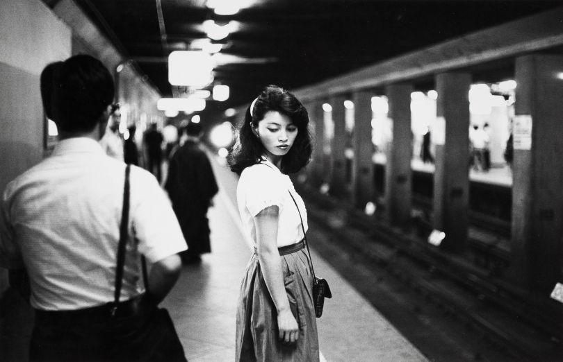 Ed van der Elsken, Girl in the subway, Tokyo (1984) Nederlands Fotomuseum / © Ed van der Elsken / Collection Stedelijk Museum Amsterdam