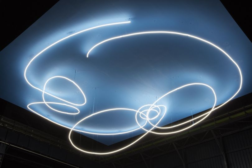 Lucio Fontana, Struttura al neon per la IX Triennale di Milano, 1951/2017, installation view at Pirelli HangarBicocca, Milan, 2017. Courtesy Pirelli HangarBicocca, Milan. ©Fondazione Lucio Fontana Photo: Agostino Osio