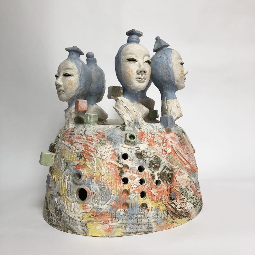 Las esculturas figurativas reflectantes de Jenny Chan, inspiradas en la soledad del confinamiento
