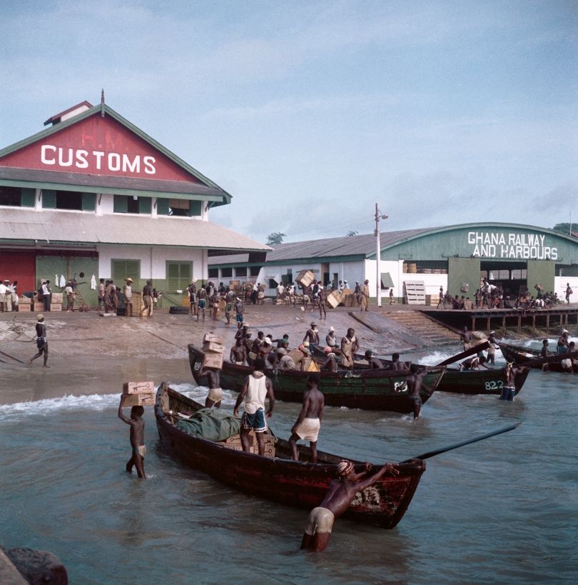 Ghana, 1958 – Unloading cargo with Customs House and Ghana Railway and Harbours in the background, Accra © 2021 Todd Webb Archive