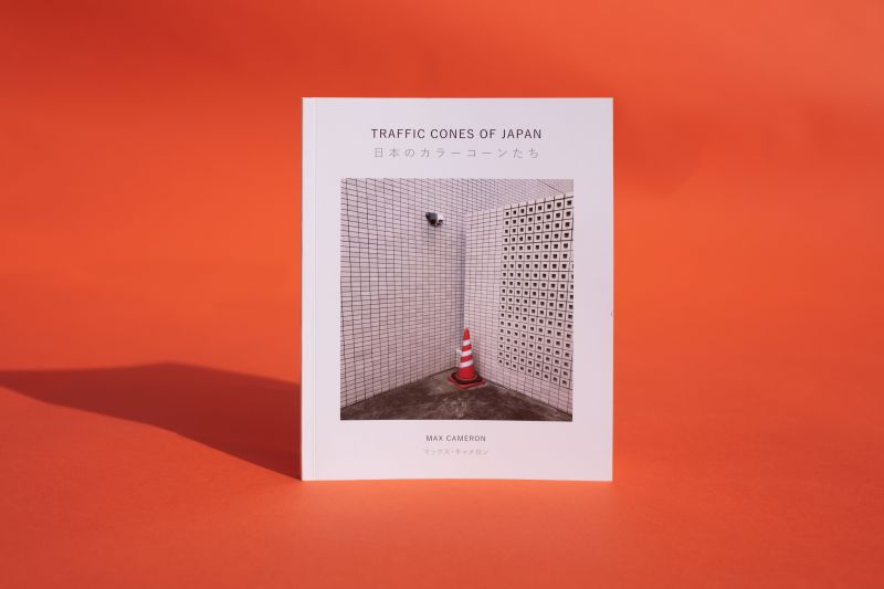 マックスカメロンの写真集は、トラフィックコーンへの日本の執着を探求しています。