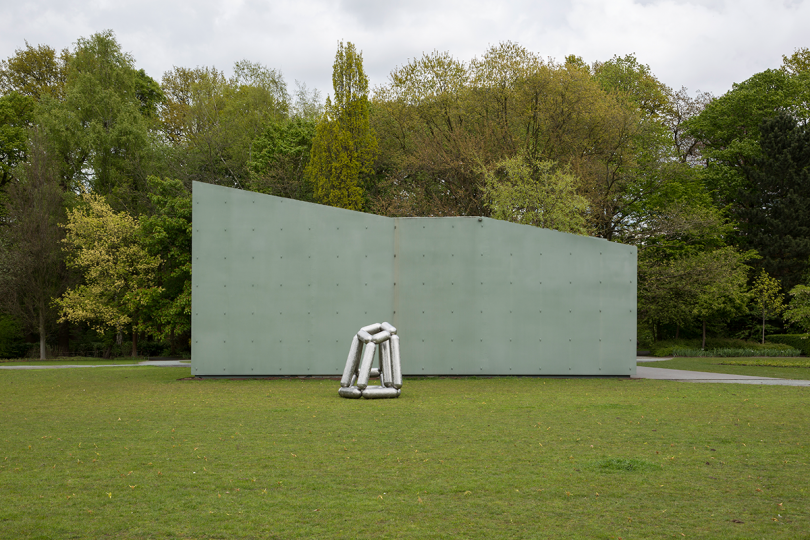 Richard Deacon, 2005, Masters Of The Universe #1, Stainless Steel, 163 x 194 x 126 cm, Courtesey of Richard Deacon and Middelheim Museum
