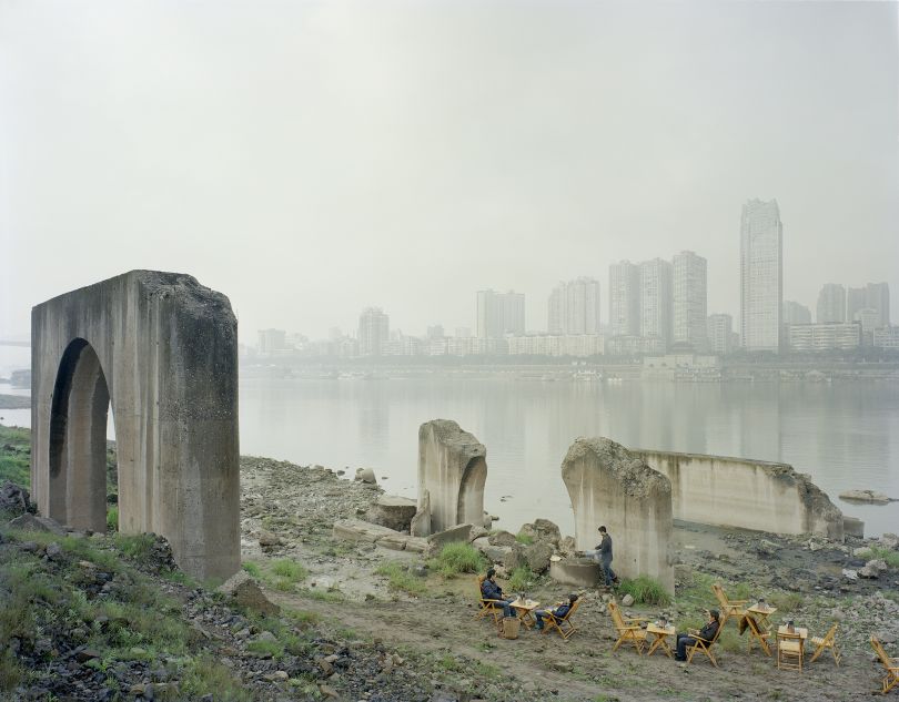 People drink tea by the river, 2013 © Zhang Kechun