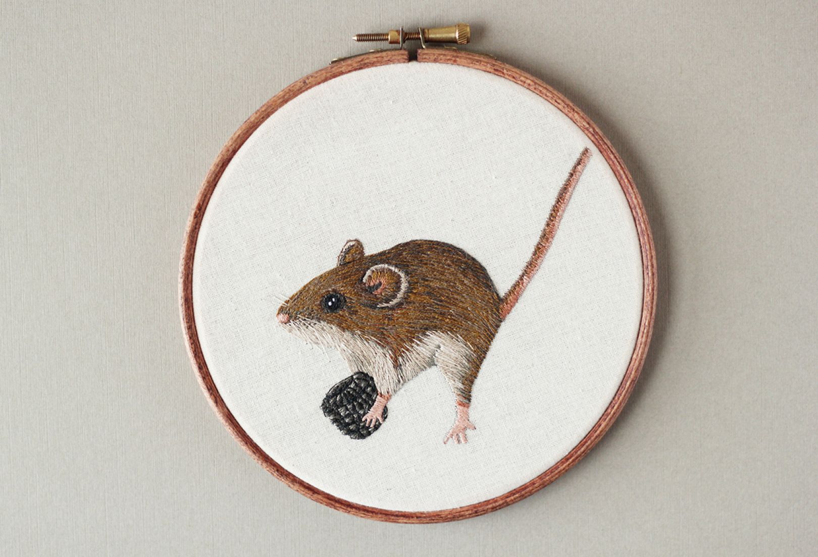 Delicately embroidered hoop artworks of wildlife by Emillie Ferris