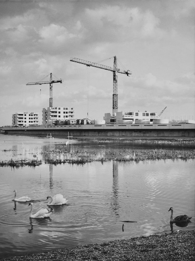 Construction of towers on Southmere Lake. 1970 © London Metropolitan Archives