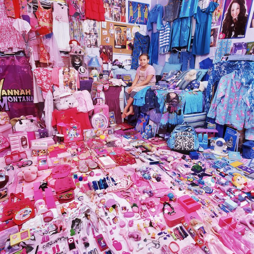 The Pink Project I - Agnes and Her Pink & Blue Things, New York, Light jet print, 2009 © JeongMee Yoon