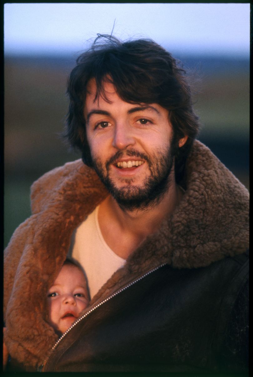 Linda McCartney (1941–1998) Paul and Mary. Scotland, 1970 Screen print © 1970 Paul McCartney / Photographer: Linda McCartney