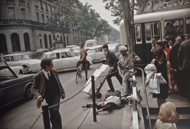 Fallen man, Paris, 1967 | © Joel Meyerowitz
