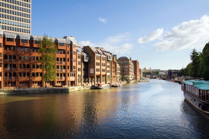 Canal in Bristol with its waterside properties / Shutterstock.com
