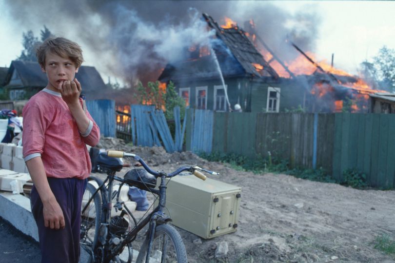 Axel Schön, Ohne Titel, aus der Serie: Feuer, Novgorod 1993 © Axel Schön