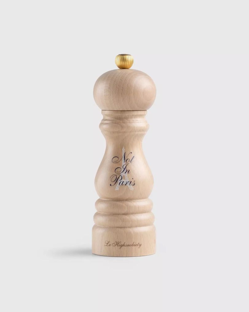 The Peugeot Paris pepper mill features the iconic silhouette known to all and blends the history of French heritage with Peugeot's legacy in mill engineering.